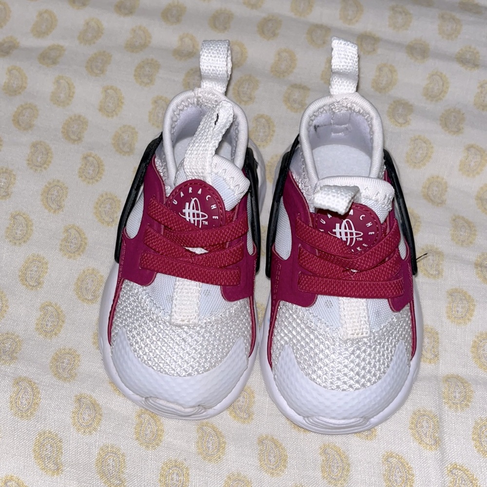 New! Size 4 toddler Nike huarache sneaker
